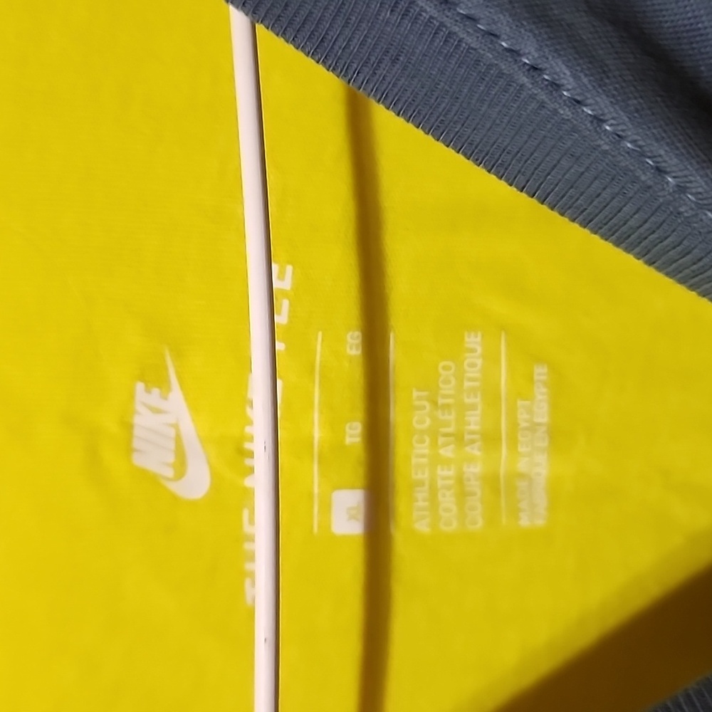 Nike Blue and Yellow Graphic Tee Size XL NEW - Picture 2 of 6